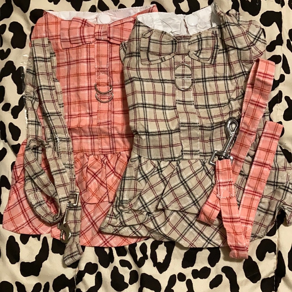 2 pet dresses & matching leashes M NWOT - Picture 2 of 10